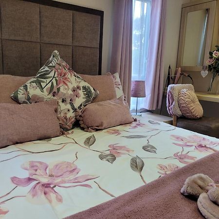 Beautiful 2 Bedroom Caravan, Holiday Park Tenby Saint Florence Екстер'єр фото