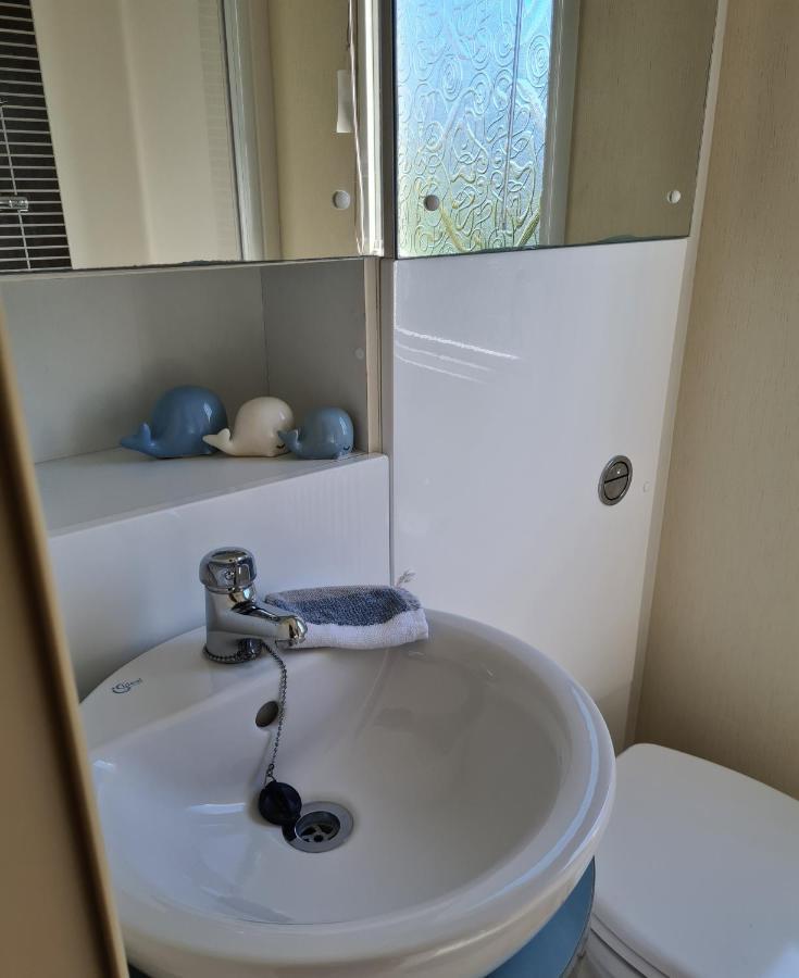 Beautiful 2 Bedroom Caravan, Holiday Park Tenby Saint Florence Екстер'єр фото