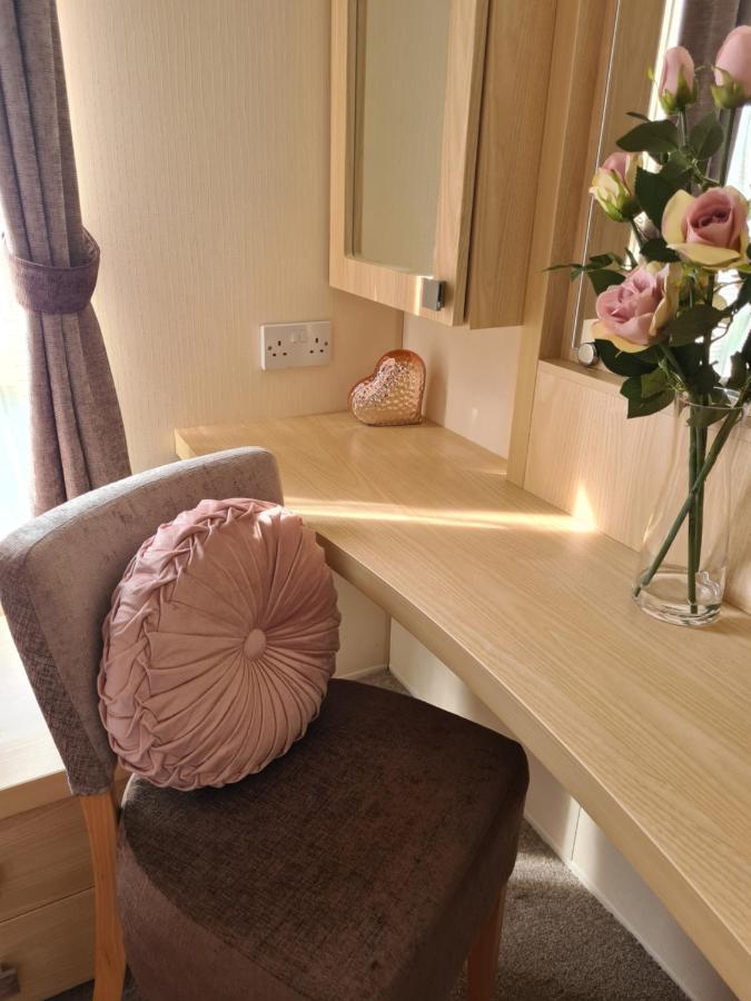 Beautiful 2 Bedroom Caravan, Holiday Park Tenby Saint Florence Екстер'єр фото