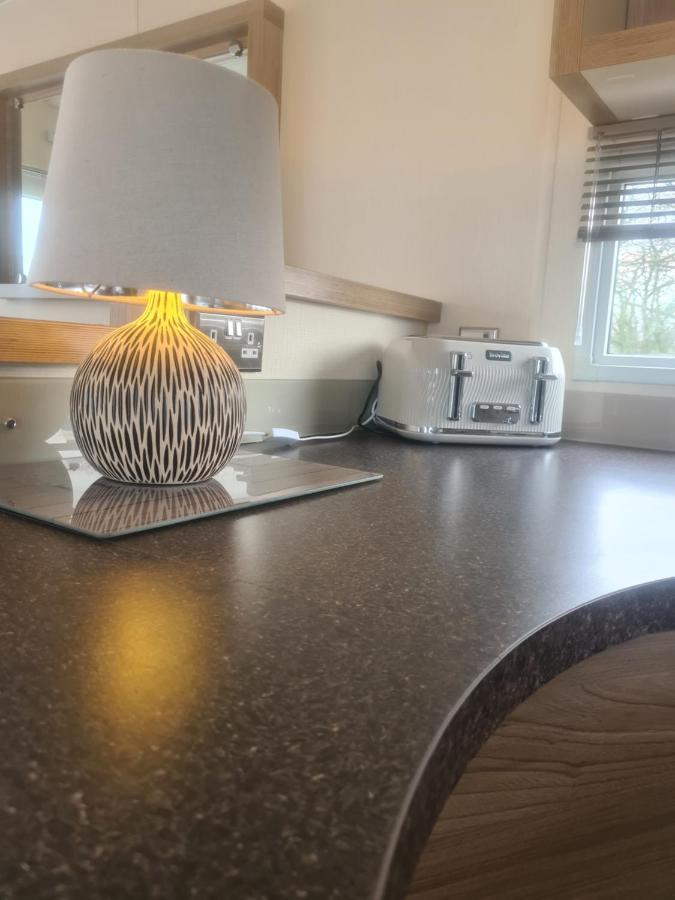Beautiful 2 Bedroom Caravan, Holiday Park Tenby Saint Florence Екстер'єр фото