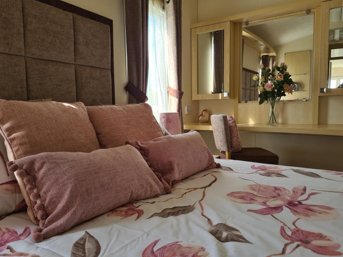 Beautiful 2 Bedroom Caravan, Holiday Park Tenby Saint Florence Екстер'єр фото