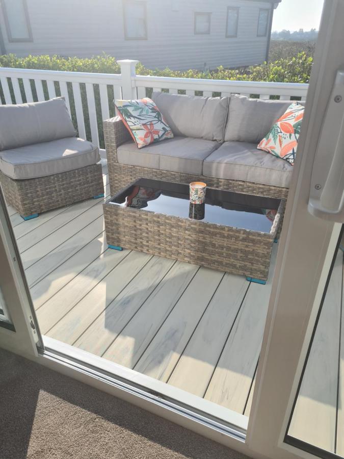 Beautiful 2 Bedroom Caravan, Holiday Park Tenby Saint Florence Екстер'єр фото