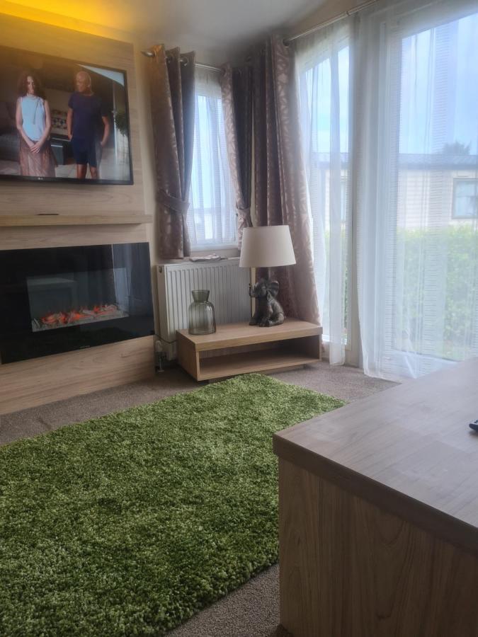 Beautiful 2 Bedroom Caravan, Holiday Park Tenby Saint Florence Екстер'єр фото