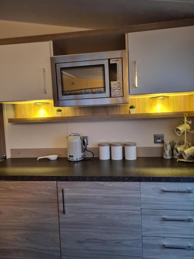 Beautiful 2 Bedroom Caravan, Holiday Park Tenby Saint Florence Екстер'єр фото