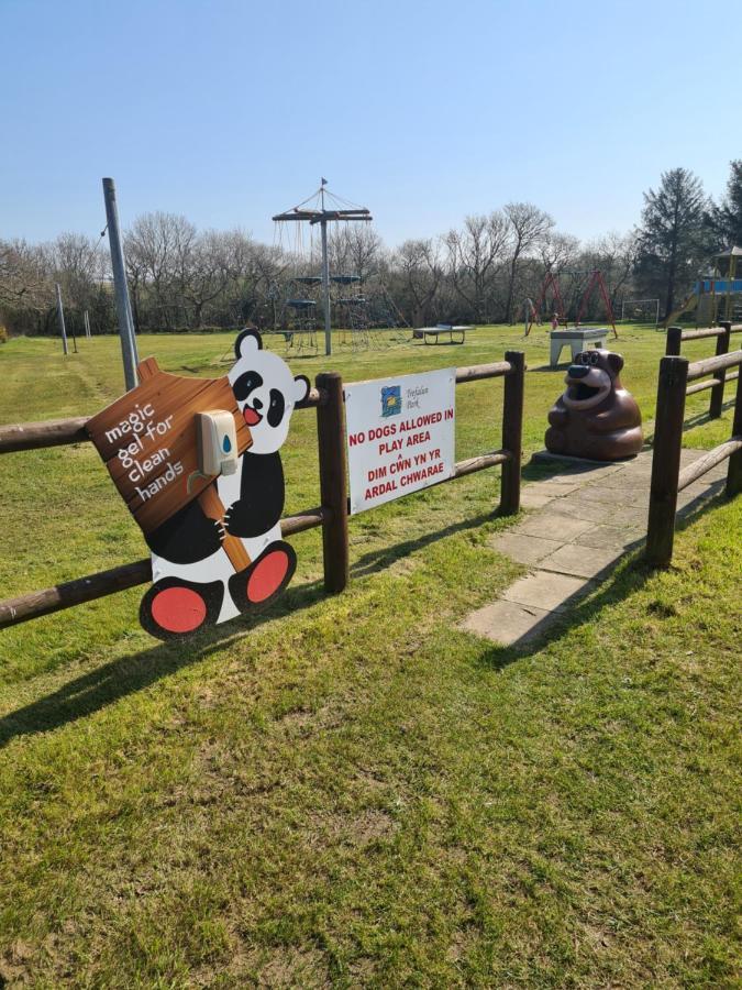 Beautiful 2 Bedroom Caravan, Holiday Park Tenby Saint Florence Екстер'єр фото