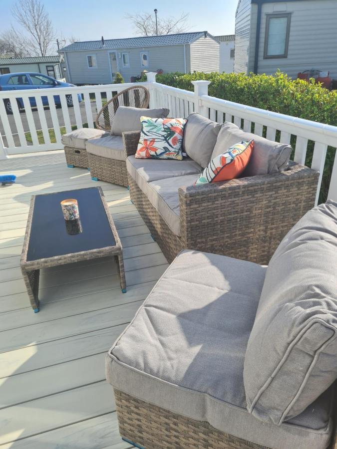 Beautiful 2 Bedroom Caravan, Holiday Park Tenby Saint Florence Екстер'єр фото