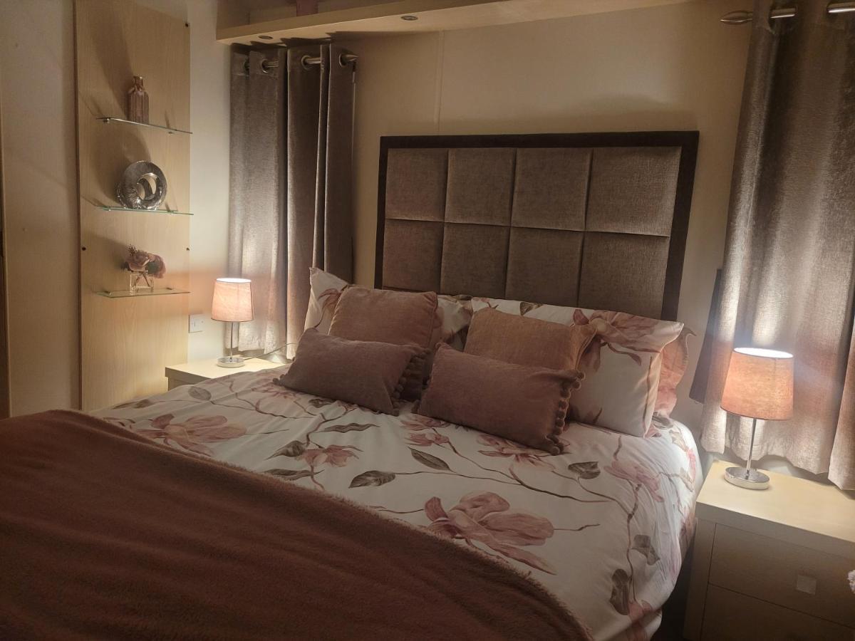 Beautiful 2 Bedroom Caravan, Holiday Park Tenby Saint Florence Екстер'єр фото