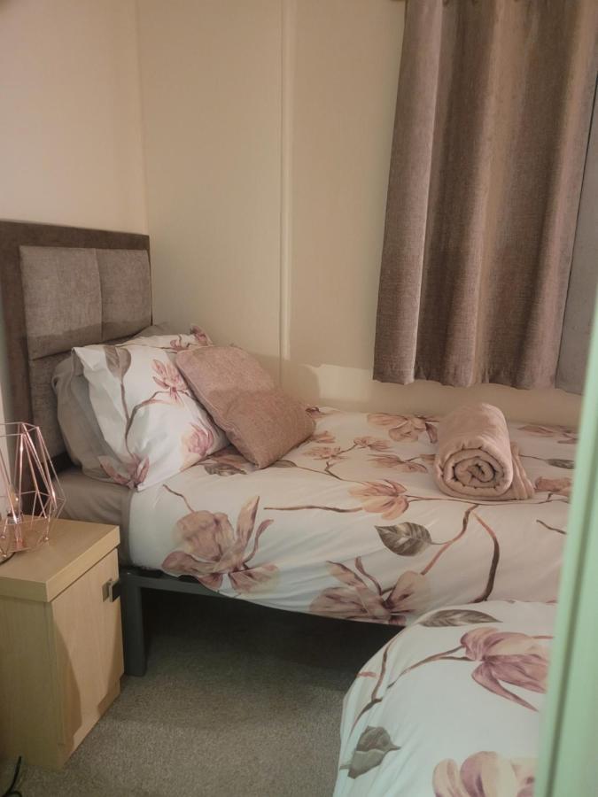 Beautiful 2 Bedroom Caravan, Holiday Park Tenby Saint Florence Екстер'єр фото