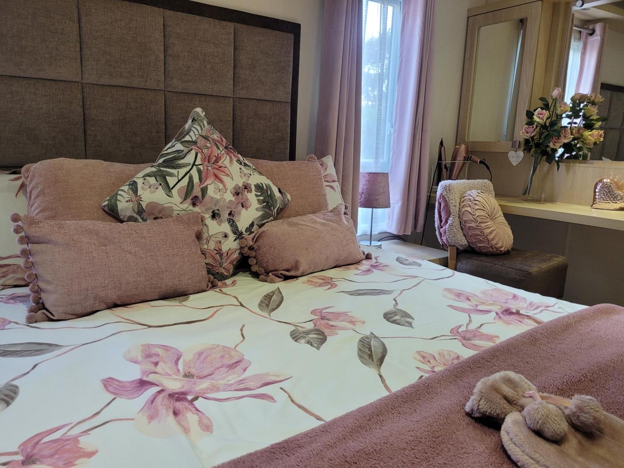 Beautiful 2 Bedroom Caravan, Holiday Park Tenby Saint Florence Екстер'єр фото